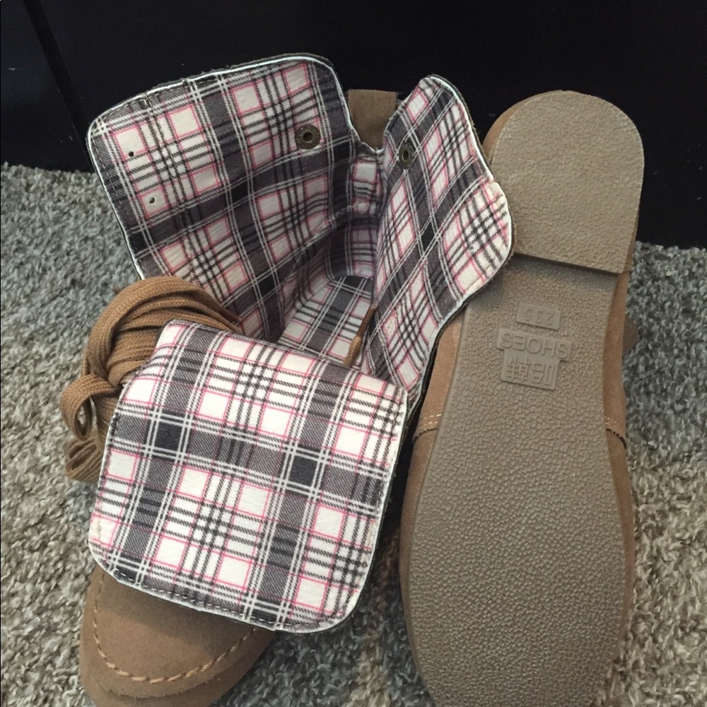 Shoes - Picture 3 of 4